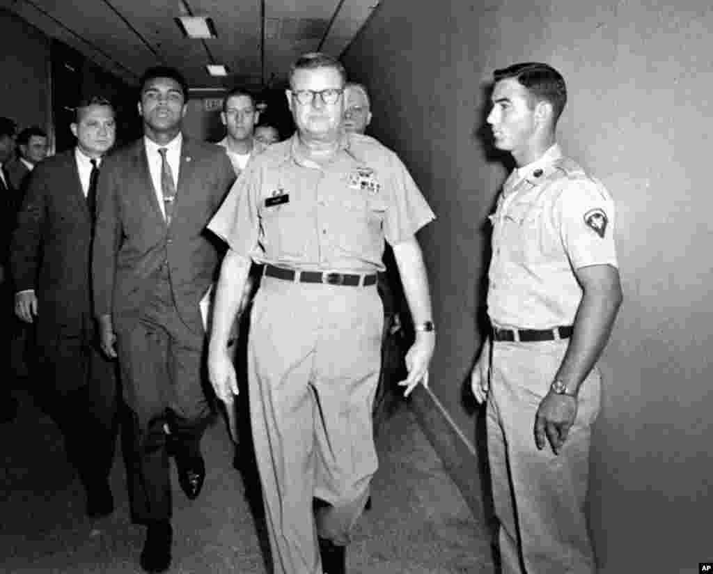 Muhammad Ali Vyetnamda xizmat qilishdan bosh tortgani bois chempionlik kamaridan mahrum qilingan.