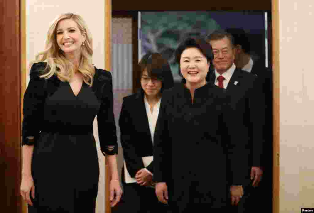 2018年2月23日,韩国总统文在寅及其夫人金正淑和白宫顾问、美国总统川普的女儿伊万卡·特朗普在韩国首尔的总统府青瓦台准备共进晚餐。 伊万卡说: “能跟美国代表团一起到韩国是莫大的荣幸。我们很高兴能在2018冬奥会上为美国队加油,并且重申我们将坚守对韩国长久以来的承诺。 ”