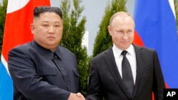 김정은 북한 국무위원장과 푸틴 러시아 대통령이 지난 2019년 블라디보스토크 루시크섬 극동연방대학에서 정상회담에 앞서 악수를 하고 있다. (자료사진)