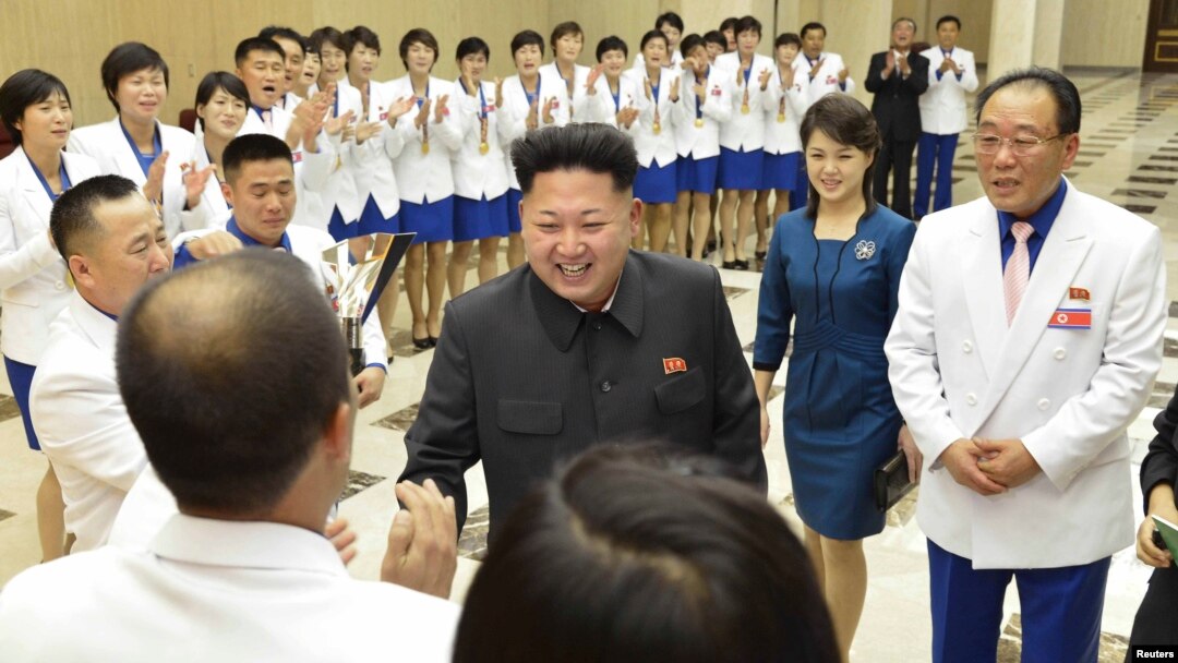 김정은 북한 국방위원회 제1위원장이 부인 리설주와 함께 제17회 인천아시아경기대회와 최근 국제대회에서 금메달을 획득한 선수들과 지도자들을 만나 격려했다고 19일 조선중앙통신이 보도했다.