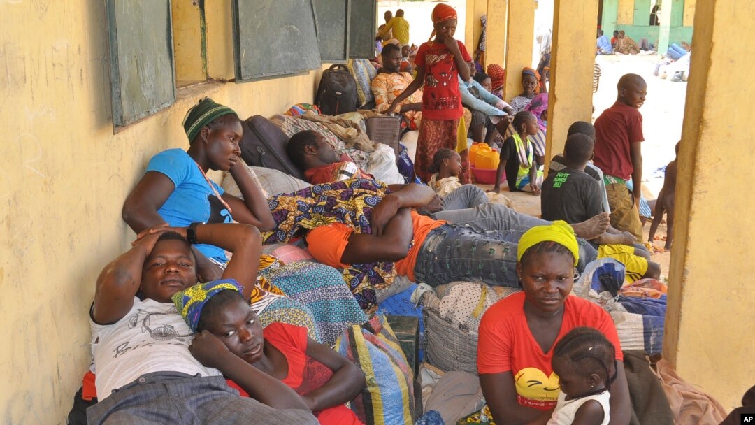 FILE - Nigerian refugees fleeing Boko Haram and deported by Niger troops rest after arriving in Gaidam, Nigeria, May 6, 2015. Since Friday, militants' attacks in southeast Niger have displaced 50,000 people there, UNHCR reports.
