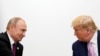 На фото: президент США Дональд Трамп та президент Росії Володимир Путін спілкуються під час саміту G20 у Японії у червні 2019-го року