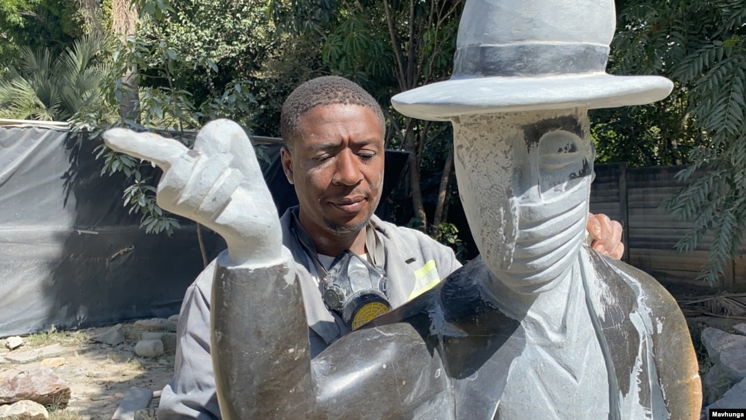 David Ngwerume working on his most talked about piece, which encourages people to mask up, in an exhibit called: “MJ" named after the late U.S. pop icon “Michael Jackson,” Harare, April 23, 2021. (VOA/Columbus Mavhunga)