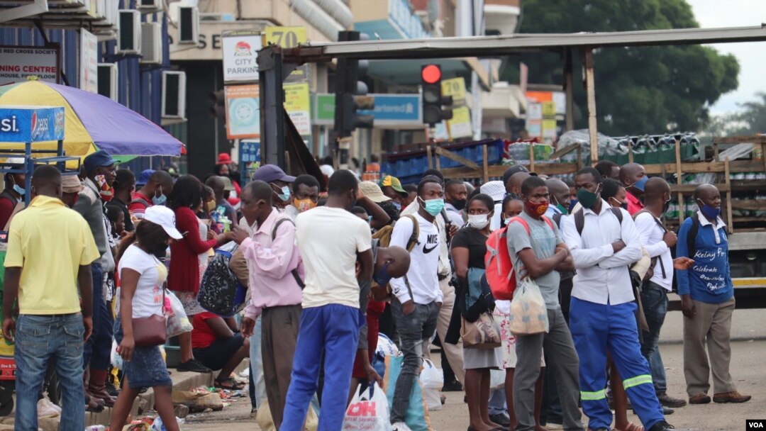 Streets of Harare are flooded with people ignoring social distance on the first day Zimbabwe government relaxed a lockdown to contain coronavirus, March 2, 2021. (Columbus Mavhunga/VOA)