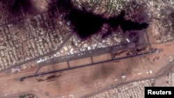Xalqaro aeroport nishonga olingan lahza, Xartum, Sudan, 16-aprel, 2023.