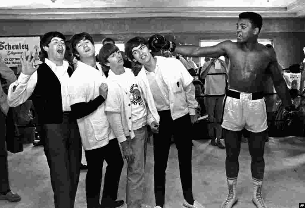 "Bitlz" rok guruhi yulduzlari Muhammad Ali bilan suratga tushmoqda, 18-fevral, 1964-yil, Florida.