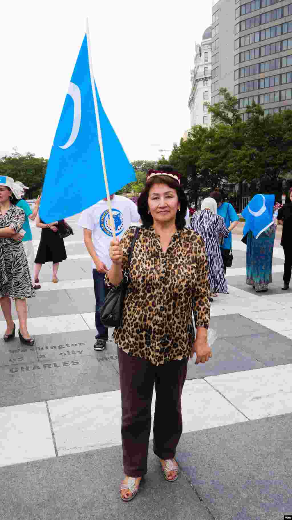 Vashingtonda Uyg'ur madaniy festivali. Tadbirdan so'ng jamoa Xitoy elchixonasi qarshisida norozilik namoyishi o'tkazdi, Vashington, 3-avgust, 2014-yil. Odil Ruzaliev surati