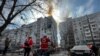 Парамедики та рятувальники біля зруйнованого внаслідок російського обстрілу житлового будинку, Запоріжжя. Україна. 22 березня , 2023. REUTERS/Sergiy Chalyi