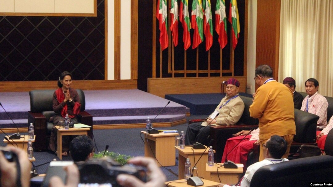  နိုင်ငံတော်အတိုင်ပင်ခံပုဂ္ဂိုလ် ဒေါ်အောင်ဆန်းစုကြည်နဲ့ အပစ်မရပ်ရသေးတဲ့ တိုင်းရင်းသားလက်နက်ကိုင်အဖွဲ့ တွေပထမဆုံးအကြိမ်အဖြစ် ရန်ကုန်မြို့မှာ တွေ့ဆုံ(Photo-ထက်အောင်ခန့်)