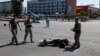Поліцейські поблизу частин ракети, після удару Росії, Київ, 29 травня 2023 року REUTERS/Valentyn Ogirenko