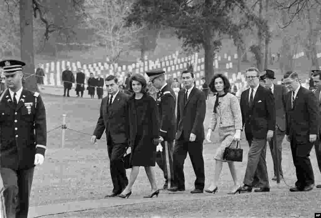 Jaklin Kennedi marhum prezident Jon F. Kennedining qabrini ziyorat qilmoqda. Arlington mozori, Virjiniya, 28-noyabr, 1963-yil.