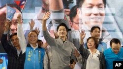 在2022年11月26日的九合一选举中，国民党候选人蒋万安（中）赢得台北市长选举的胜利。
