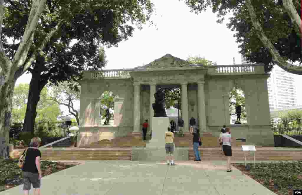 The Rodin Museum's newly refurbished entrance to the gardens, with the figure of "The Thinker" in the middle and figures of "Adam" (left) and "The Shade" (right). (Z. Hoke/VOA)