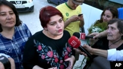 Jurnalist Hadicha Ismoilova hamkasblari bilan gaplashmoqda, Boku, Ozarbayjon, 2016-yil, 25-may