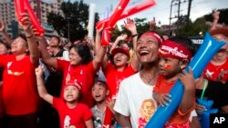 NLD ပါတီရုံးချုပ်ရှေ့တွင် ရွေးကောက်ပွဲရလဒ် ကို စောင့်ကြည့် ပျော်ရွှင်နေသော မဲဆန္ဒရှင်များ။ Nov. 9th, 2016