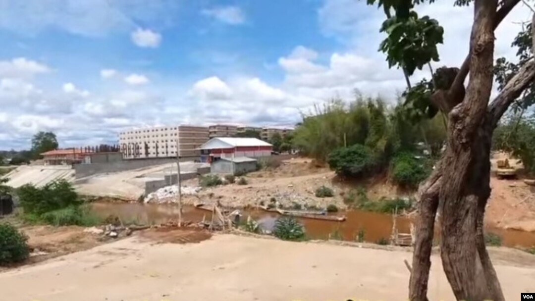  နယ်စပ်လှေဂိတ်တွေ ပိတ်ထားတဲ့အတွက် အသွားအလာမရှိ ကုန်စည်စီးဆင်းမှုမရှိဖြစ်နေတဲ့ လှေဂိတ်တခု။ (ဇွန် ၁၇၊ ၂၀၂၀)