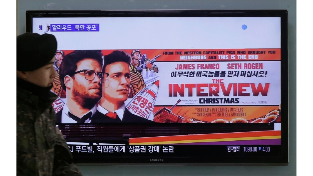 지난 2014년 12월 한국 서울역에 설치된 텔레비전 화면에서 미국이 소니 영화사 해킹 사건의 배후로 북한을 지목했다는 내용의 뉴스가 나오고 있다.