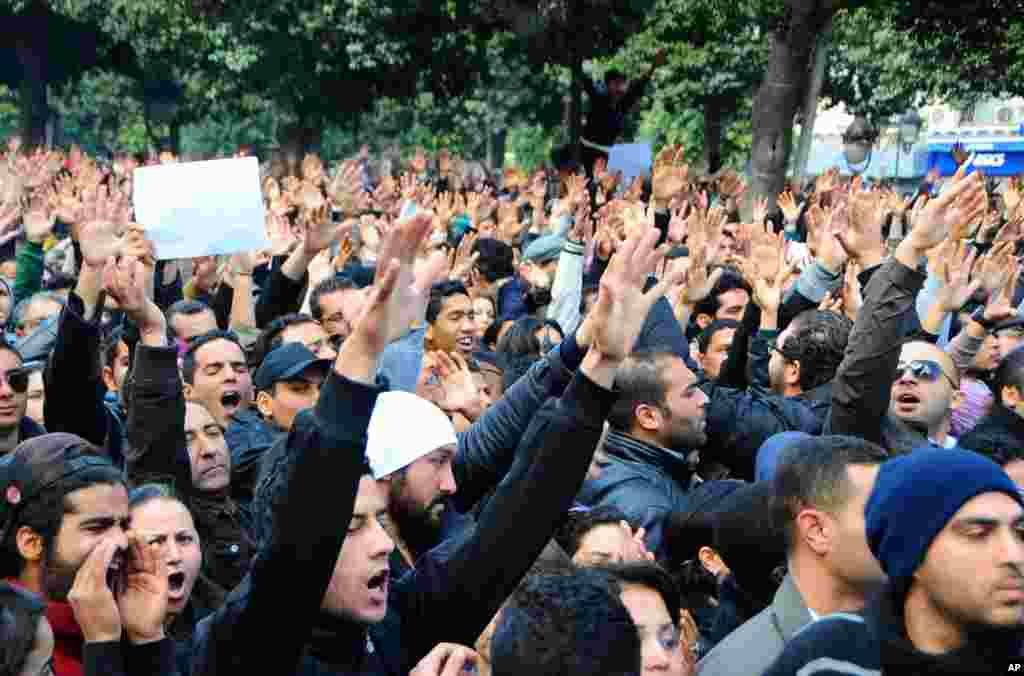 Protesters gather on Tunis 'main avenue after a Tunisian opposition leader critical of the Islamist-led government was gunned down as he left home, Feb.6, 2013.