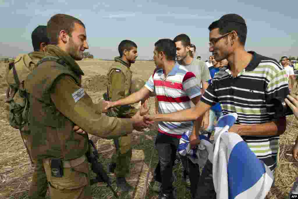 Isroilliklar askarlarni qo'llab-quvvatlamoqda. Ashdod, 18-noyabr, 2012-yil