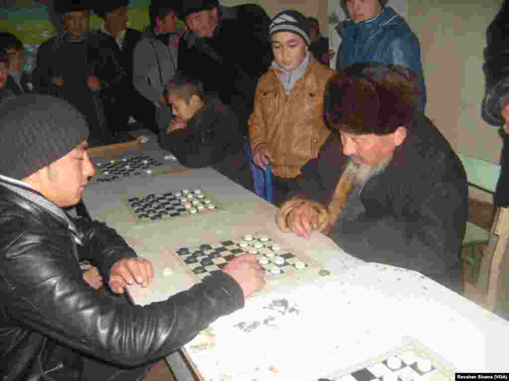 Shashka to'garagining eng zukko yosh o'yinchisi sobiq viloyat chempioni - samovarchi Xotam qirg'iz bilan bellashmoqda