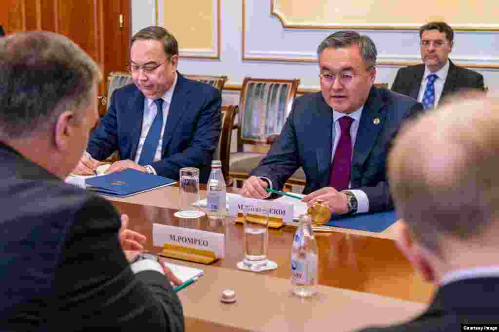 2-fevral kuni AQSh Davlat kotibi Mayk Pompeo Nur-Sultonda Qozog'iston Prezident Qosim-Jo'mart Tokayev, Tashqi ishlar vaziri Muxtor Tleuberdi bilan muloqot qildi. Pompeo Ameriika elchixonasida ham bo'ldi. Uyg'ur oilalar bilan ham uchrashdi. AQSh Qozog'iston va qo'shni davlatlarni Xitoyga biror uyg'urni topshirmaslikka chaqirmoqda.