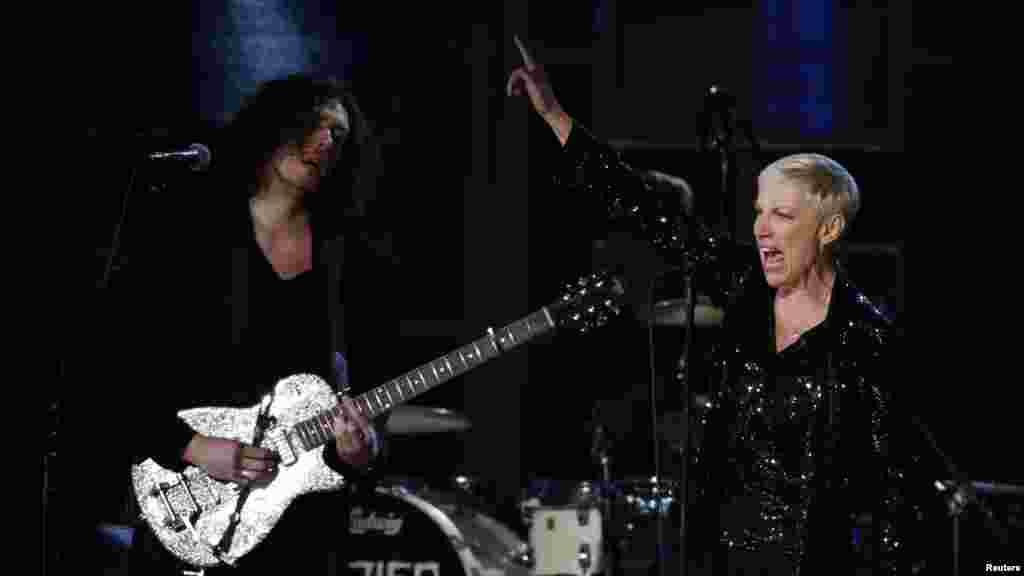 Hozier canta "Take Me To Church" com Annie Lennox na 57ª gala anual dos Prémios Grammy Los Angeles, Califórnia, Fev. 8, 2015.
