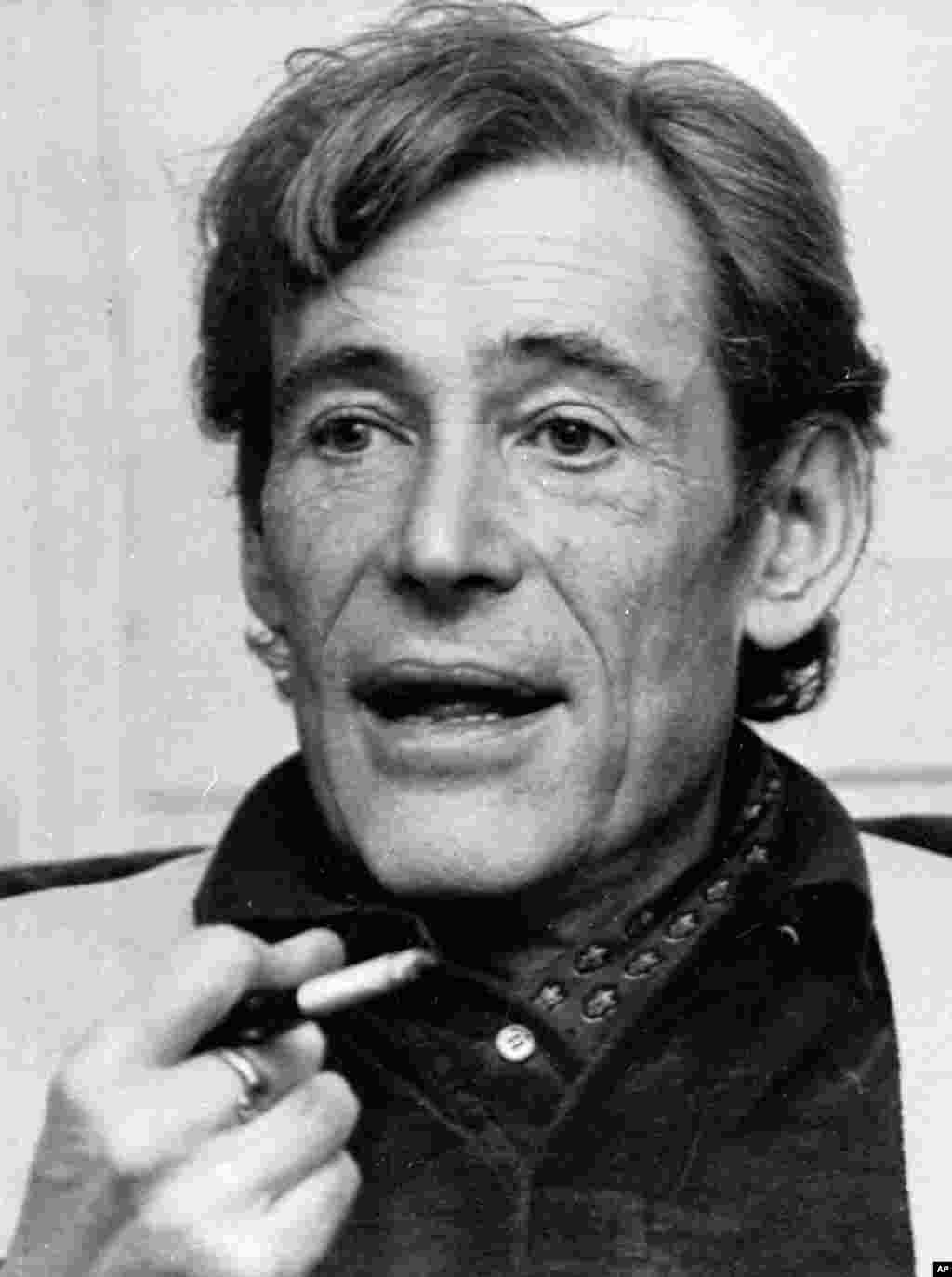 Peter O'Toole smokes during an interview at his London home, Dec. 23, 1980.