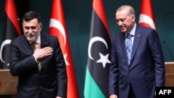 Turkiya Prezidenti Rajab Toyyib Erdog'an (o'ngda) va Liviya Bosh vaziri Fayoz Sarraj. Anqara, 4-iyun, 2020. 