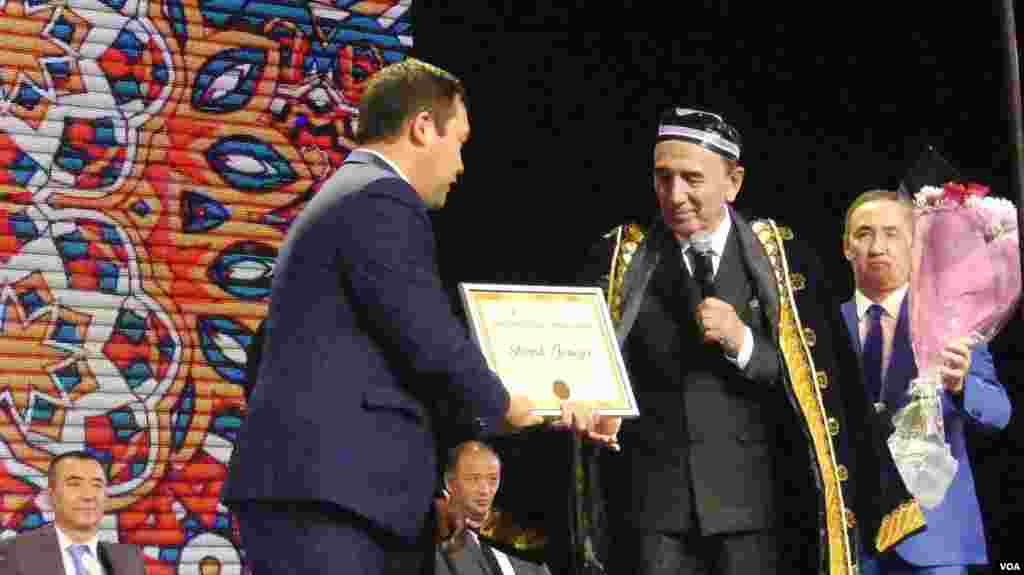 Sherali Jo'rayev "Vatandosh" O'zbek-Amerika jamiyati faxriy yorlig'i bilan taqdirlandi. Yorliqni jamiyat raisi o'rinbosari Dilshod Zokirov topshirdi. 