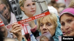 Yuliya Timoshenkoning tarafdorlari Kiyevda Oliy sud binosi yonida namoyish qilmoqda. 29-avgust, 2012-yil. 