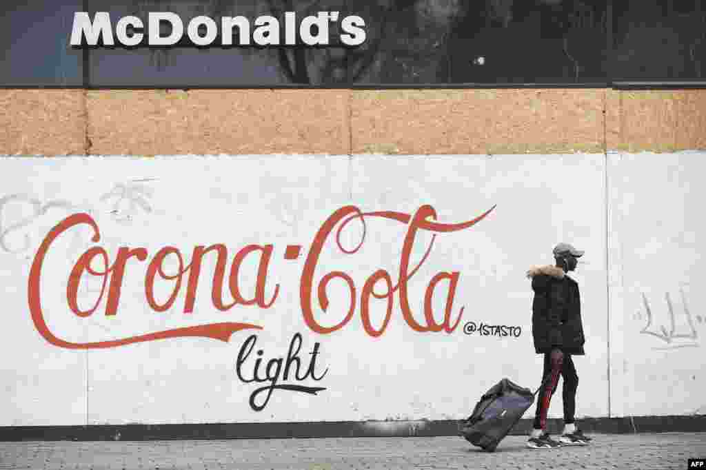 “McDonald's” restorani tashqarisida devorga tushirilgan surat. Fransiya, 17-mart, 2020-yil. 