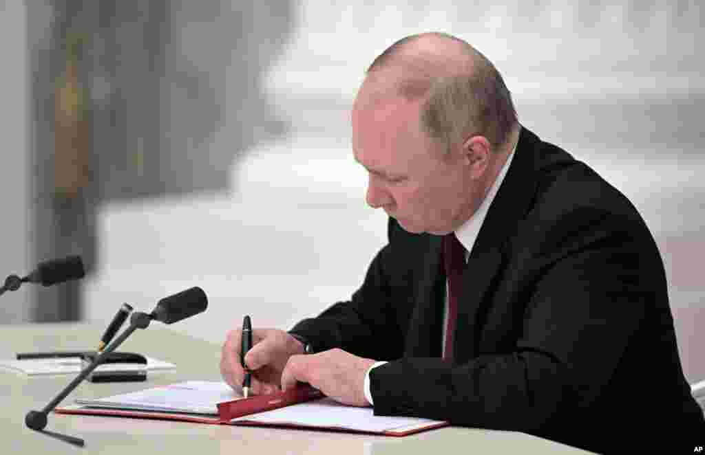 Rossiya Prezidenti Vladimir Putin Davlat Dumasi hamda Ukraina sharqidagi ikki bo’lginchi hudud rahbarlarining murojaati ketidan o’zini Donetsk xalq respublikasi va Lugansk xalq respublikasi deb atovchi hududlarni mustaqil deb tan oldi. 21-fevral, 2022.
