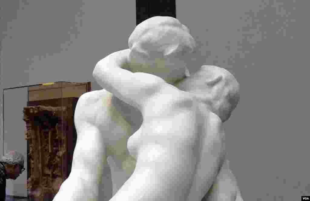 A closer view of Henri Greber's replica of Rodin's sculpture "The Kiss." (Z. Hoke/VOA)