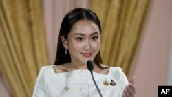 패통탄 친나왓 태국 신임 총리가 18일 마하 와찌랄롱꼰 국왕의 승인 후 기자회견을 하고 있다. 