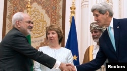 AQSh Davlat kotibi Jon Kerri (o'ngdan birinchi), Eron Tashqi ishlar vaziri Muhammad Javod Zarif (chapda), Yevropa Ittifoqining tashqi aloqalar bo'yicha mas'ul vakili Ketrin Eshton (markazda) va Ummon Tashqi ishlar vaziri Yusuf bin Alaviy, Muskat, 9-noyabr, 2014-yil