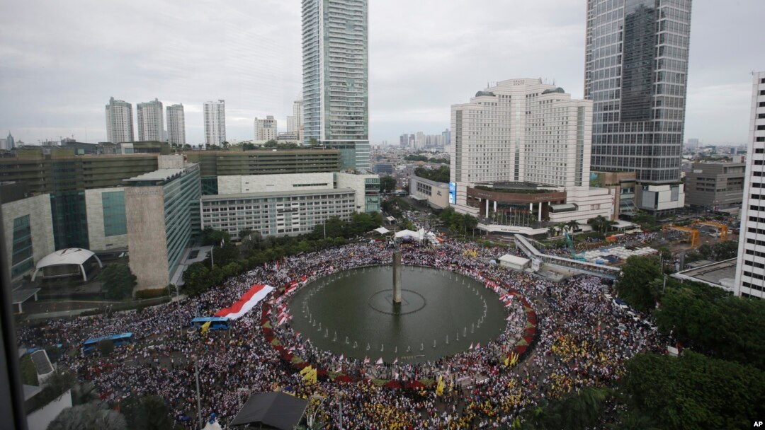 Indonesians gather during a rally in Jakarta, Indonesia, Dec. 4, 2016. Thousands of people staged the rally in attempt to demonstrate national unity as religious and racial tensions divide the world's most populous Muslim nation.