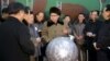 지난해 3월 김정은 북한 국방위원회 제1위원장이 핵무기 연구 부문 과학자, 기술자들을 만나 핵무기 병기화 사업을 지도하는 모습을 조선중앙통신이 보도했다. 사진 아래쪽에 핵탄두 기폭장치 추정 물체가 보인다.