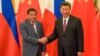 中国国家主席习近平在2017年5月15日北京“一带一路'”论坛双边会晤中与菲律宾总统罗德里戈·杜特尔特握手。