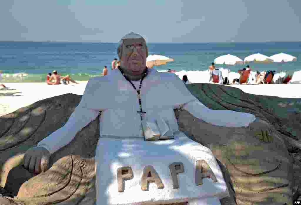 Escultura de areia em homenagem ao Papa Francisco na praia de Copacabana, no Rio de Janeiro. Mais de um milhão de peregrinos de todo o mundo devem participar da Jornada Mundial da Juventude.