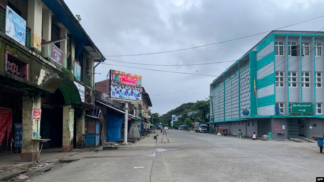 လူသွားလူလာ ကင်းမဲ့နေသည့် စစ်တွေမြို့တွင်း လမ်းမကြီးတခု။ (၂၃ သြဂုတ် ၂၀၂၀)