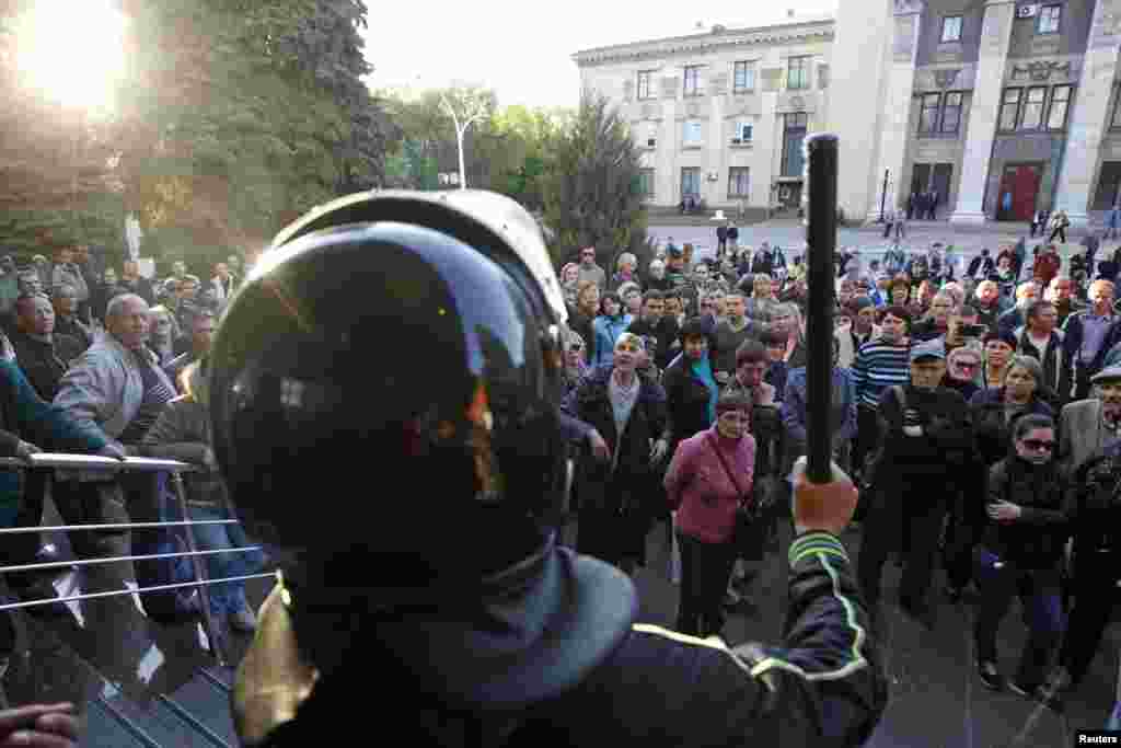 Lugansk shahrida rossiyaparast namoyishchilar ichki ishlar bo'limi binosi oldida politsiya rahbari Anatoliy Naumenkoning iste'foga chiqishini talab qilmoqda.
