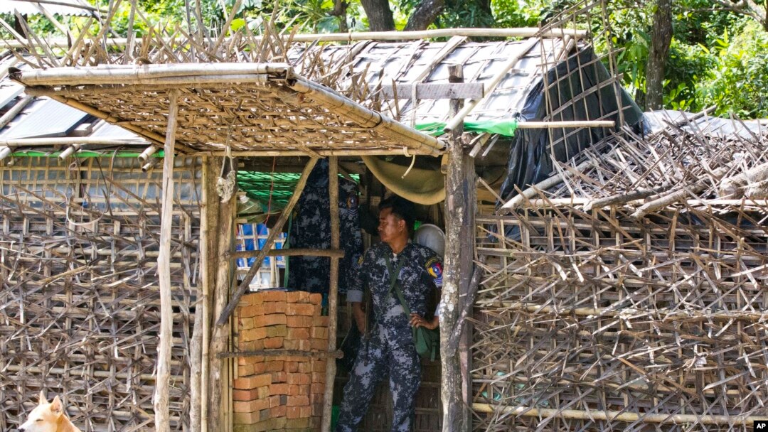 ရခိုင်ပြည်နယ် ဘူးသီးတောင်က မြန်မာ အစိုးရ လုံခြုံရေးဂိတ်။ 