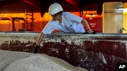 Gjatë inspektimit të një ngarkese me grurë në Odesa, Ukrainë (17 korrik 2023)