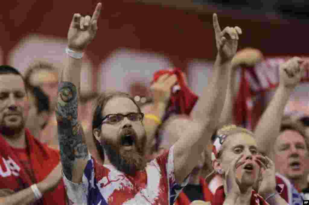 Amerikalik futbol ishqibozlari AQSh-Meksika o'yini davomida o'z milliy terma jamoasini qo'llab-quvvatlamoqda, 10-sentabr, 2013-yil, Ogayo, AQSh.