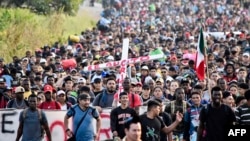 Tapachula, Meksika, 24-dekabr, 2023: AQSh chegarasi tomon yo'l olgan migrantlar 