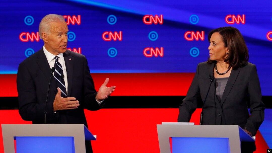 Seneta Kamala Harris akimsikiliza Makamu wa Rais wa zamani Joe Biden wakati wa mdahalo Jumatano, Julai 31, 2019.