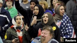 Yosh musulmon faollar prezidentlik uchun nomzod Donald Tramp yig'inida norozilik aksiyasini o'tkazmoqda, 5-mart, 2016-yil.