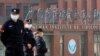 当世卫组织新冠病毒源头调查组视察武汉的中国科学院病毒研究所期间，中国保安人员在研究所外站岗。 （2021年2月3日）