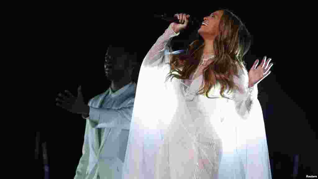 Beyonce canta "Take My Hand" na 57ª gala anual dos Prémios Grammy, Los Angeles, Califórnia, Fev. 8, 2015.