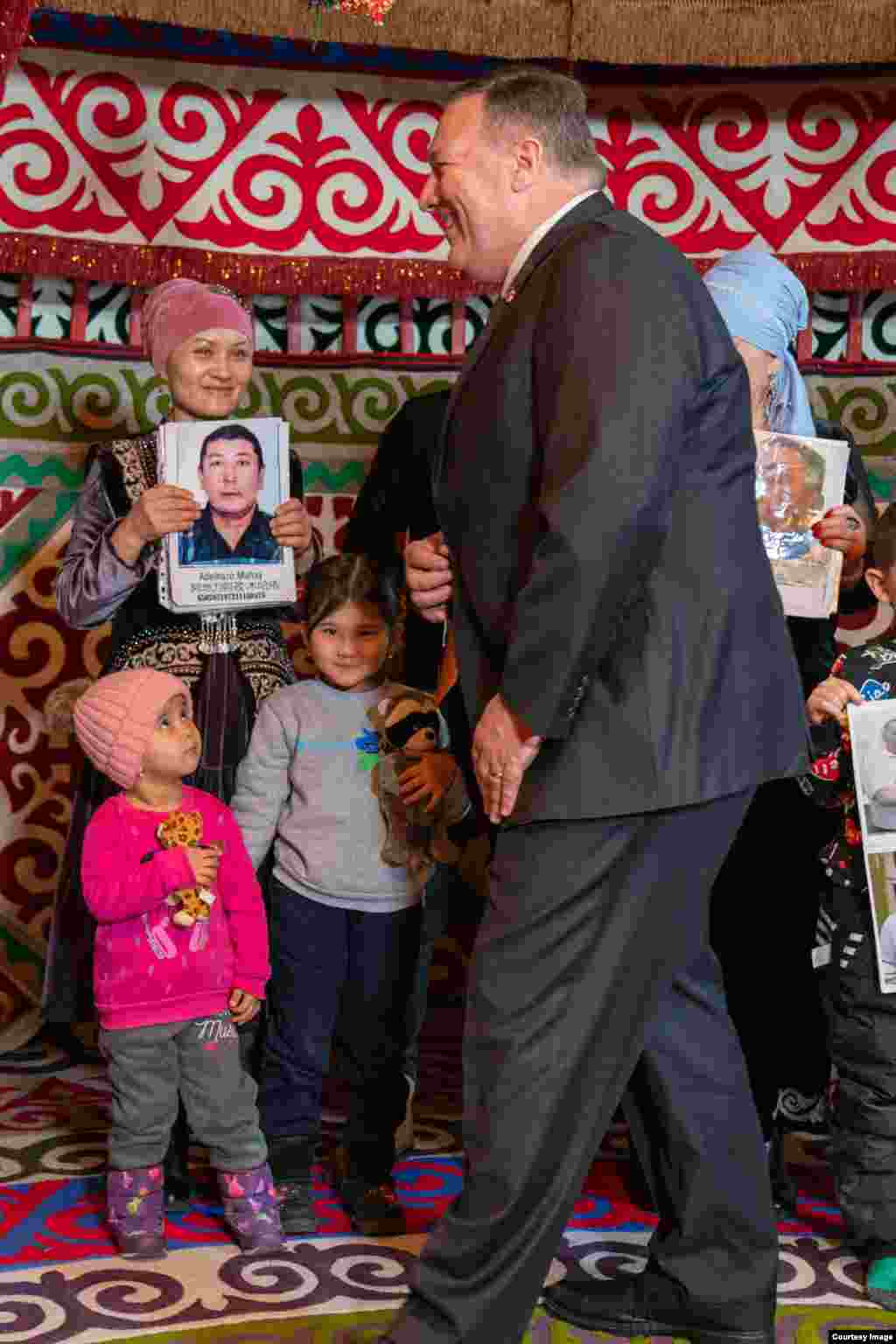 2-fevral kuni AQSh Davlat kotibi Mayk Pompeo Nur-Sultonda Qozog'iston Prezident Qosim-Jo'mart Tokayev, Tashqi ishlar vaziri Muxtor Tleuberdi bilan muloqot qildi. Pompeo Ameriika elchixonasida ham bo'ldi. Uyg'ur oilalar bilan ham uchrashdi. AQSh Qozog'iston va qo'shni davlatlarni Xitoyga biror uyg'urni topshirmaslikka chaqirmoqda.